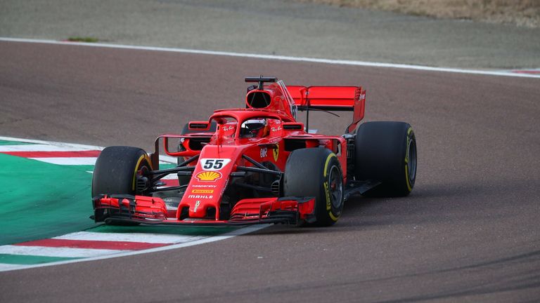 Carlos Sainz Jr. fährt sein Auto für diese Saison Probe auf dem Fiorano Circuit in Maranello.