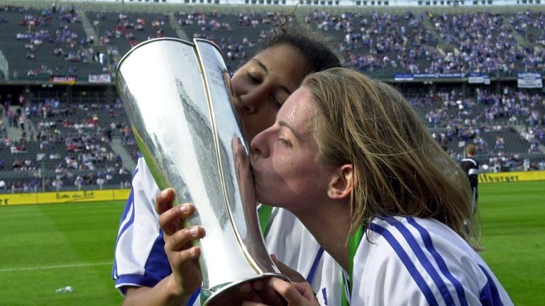 2001/2002: 1. FFC FRANKFURT am 11. Mai 2002 im	Olympiastadion Berlin, Finale:
1. FFC Frankfurt - Hamburger SV 5:0 (2:0)
