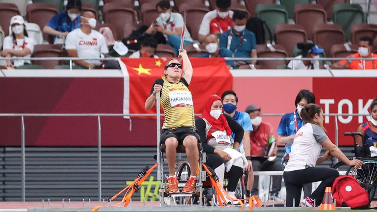 Frances Herrmann holt bei den Paralympics Silber im Speerwurf