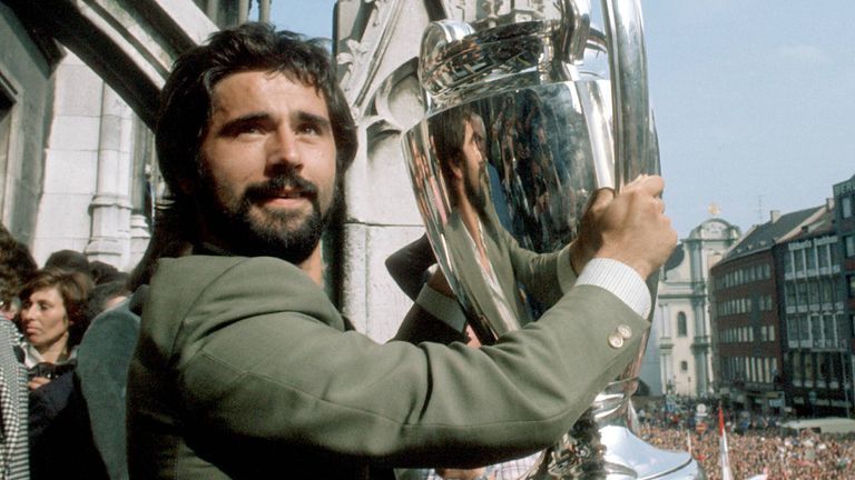 In den Jahren 1974, 1975 und 1976 gewann er mit dem FC Bayern den Europapokal der Landesmeister. Auf dem Foto feiert er 1975 auf dem Münchener Marienplatz.