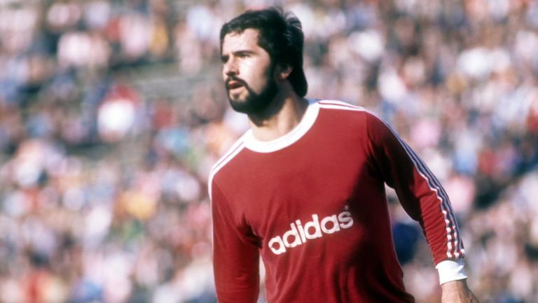 Die meiste Zeit in seiner Fußballkarriere spielte er für den FC Bayern München (1964-1979).