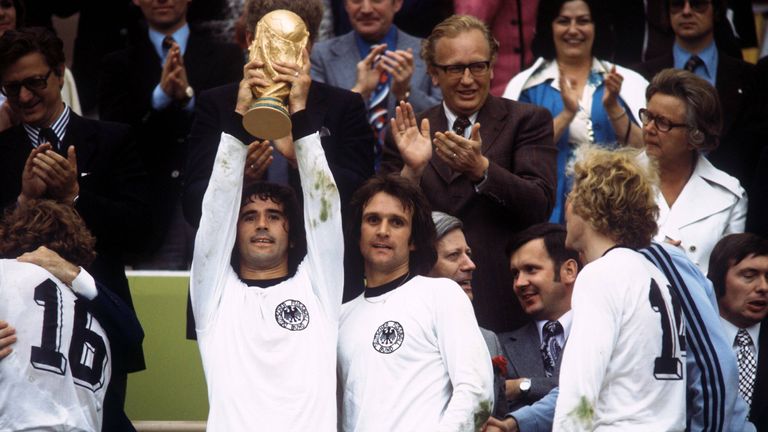 1974 durfte Müller für Deutschland den Weltmeisterpokal in die Lüfte heben.