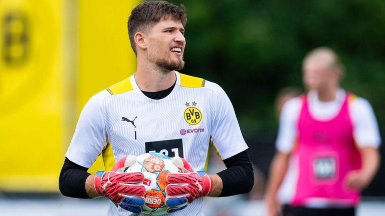 GREGOR KOBEL: Wechselt für 15 Millionen Euro vom VfB Stuttgart zu Borussia Dortmund.