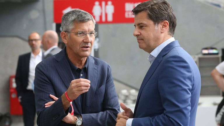 Bayern-Präsident Herbert Hainer (l.) im Gespräch mit dem scheidenden DFL-Geschäftsführer Christian Seifert (r.). 
