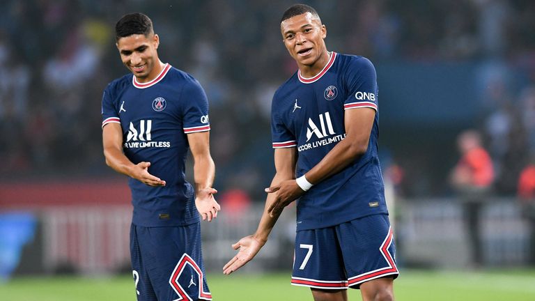 Achraf Hakimi und Kylian Mbappe feiern zusammen das zwischenzeitliche 2:0 des Franzosen.