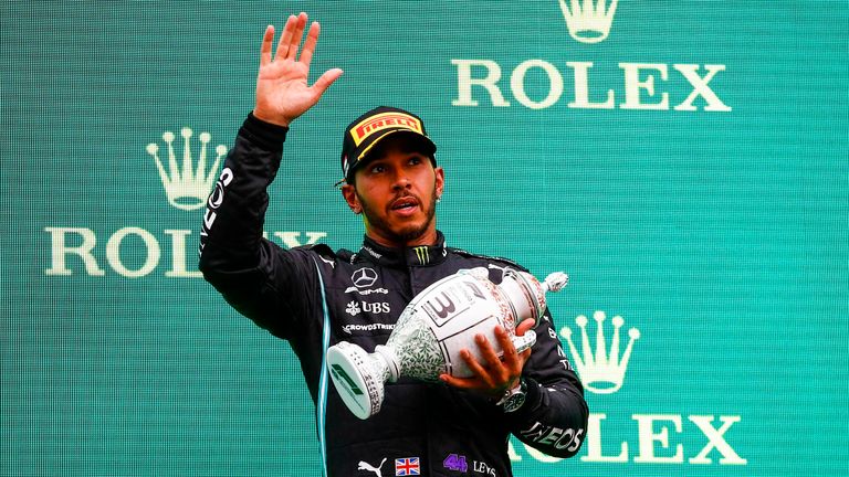 Lewis Hamilton leidet unter Schwindel bei der Siegerehrung beim GP von Ungarn.