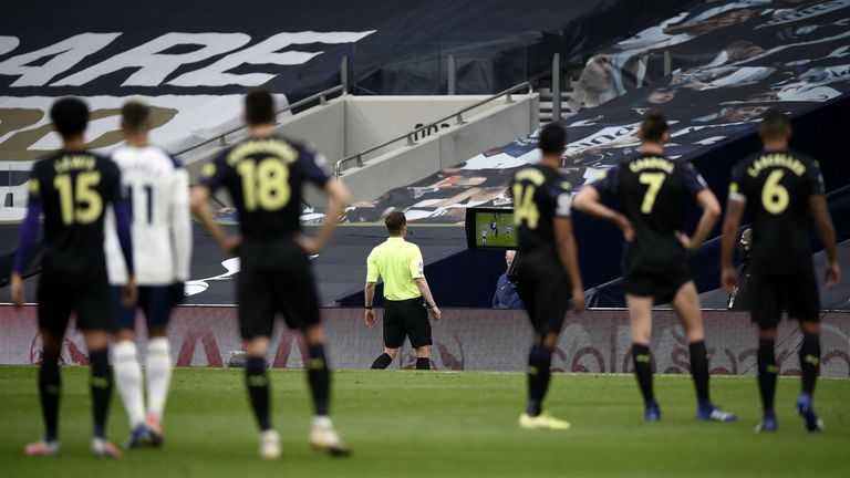 Handspiel: Das ewige Dilemma zwischen absichtlichen und versehentlichen Handspiel soll in der Saison 2021/2022 zumindest in der Premier League ein Ende haben. Als klare Vorschrift gilt für die Schiedsrichter kommende Saison die folgende Regel: Ein Spieler vergrößert seinen Körper dann unnatürlich, sobald sich der Arm/die Hand aus keiner natürlichen vorausgehenden Bewegung an der jeweiligen Position befindet, an der er/sie den Ball berührt.