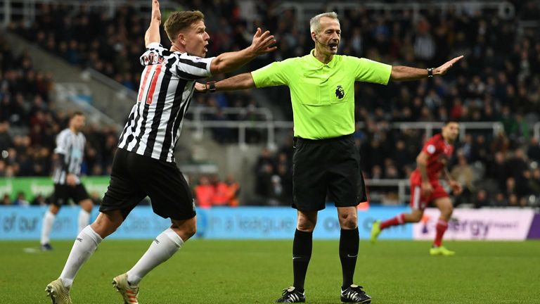 Zugegeben: Auch diese Erklärung bringt nicht wirklich befriedigend Licht in die teils verwirrende Handspiel-Regelungen. Doch die Premier League versucht den Schiedsrichtern insgesamt mehr situationsabhängige Entscheidungen zu ermöglichen. Das Handspiel soll im Kontext der Situation gesehen und beurteilt werden und die Entscheidung damit gerechter ausfallen. 