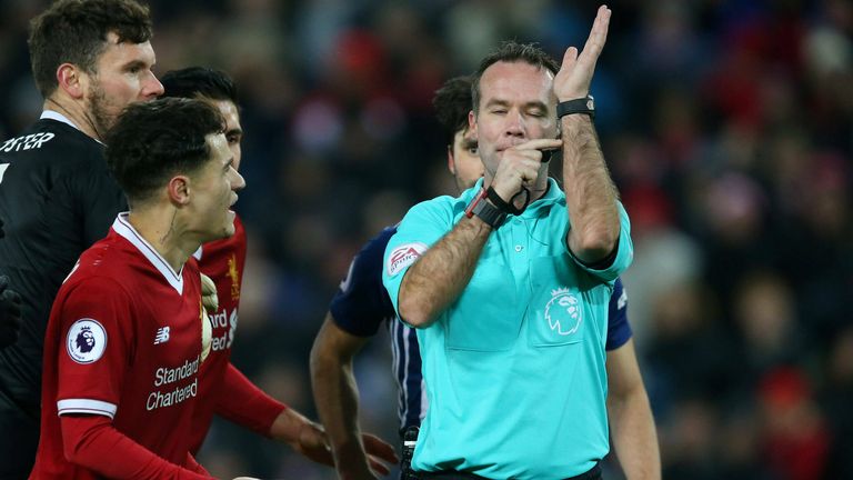 Und eine weitere Regel wird mit Beginn der kommenden Spielzeit in Bezug auf Handspiele spezifiziert: Ein versehentliches Handspiel im Vorfeld eines Tores kann fortan auch im Nachhinein nicht als Vergehen gewertet werden. Wenn das Handspiel eine Chance jedoch unmittelbar einleitet oder sogar zum Tor führt, wird die Situation abgepfiffen - Egal ob es sich um ein absichtliches oder versehentliches Handspiel handelt. 