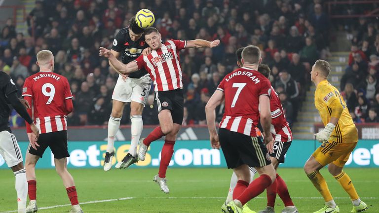 Gemeint sind damit Kopfbälle nach langen Flanken, Freistößen oder Eckbällen. Zurückzuführen ist diese Regelung auf Studien der Universitäten Nottingham und London zu möglichen Langzeitfolgen für Fußballprofis durch das Spielen des Balles mit dem Kopf. Die Studien zeigen, dass ehemalige Fußball-Profis ein erhöhtes Risiko haben, an Demenz oder Parkinson zu erkranken. Dem sollen die neuen Regeln ab der kommenden Saison entgegenwirken.