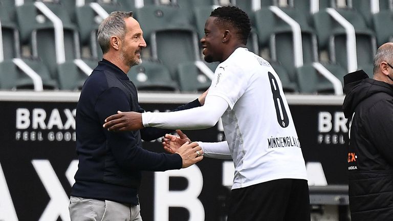 Gladbach-Coach Adi Hütter (l.) kann wieder auf Dennis Zakaria (r.) zurückgreifen. 