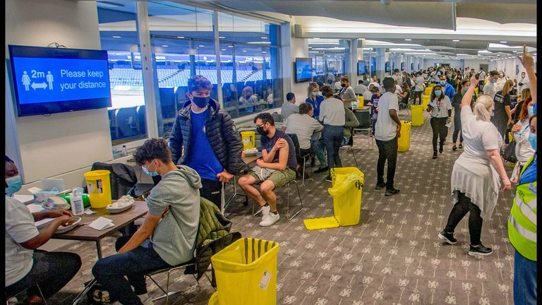 Demnach würde auch ein negativer Test nicht für einen Spieltags-Besuch ausreichen. Derzeit ist diese Vorschrift jedoch noch nicht offiziell. Eine Entscheidung soll im Verlaufe der nächsten Wochen gefällt werden. 