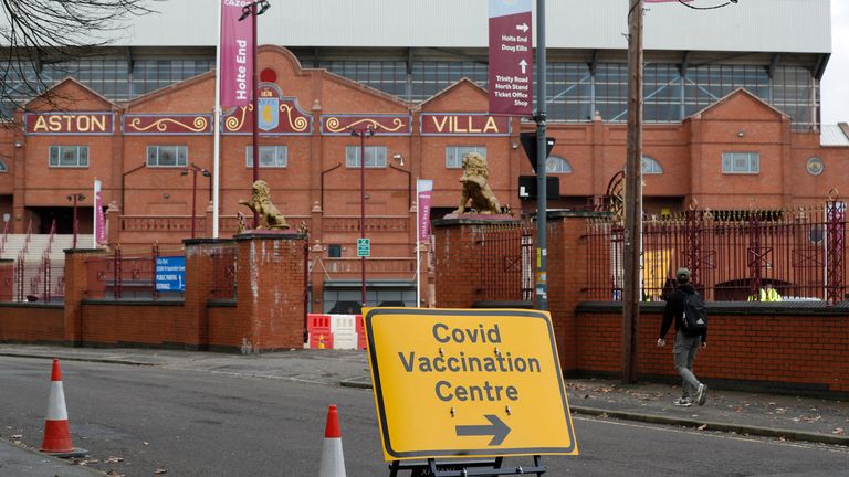 Eine Regel, die für die kommende Premier League-Saison noch eingeführt werden könnte, ist der Nachweis einer vollständigen Impfung sowohl für jeden Spieler und Mitarbeiter als auch für die Fans im Stadion. Demnach würde auch ein negativer Test nicht für einen Spieltags-Besuch ausreichen. Derzeit ist diese Vorschrift jedoch noch nicht offiziell. Eine Entscheidung soll im Verlaufe der nächsten Wochen gefällt werden. 