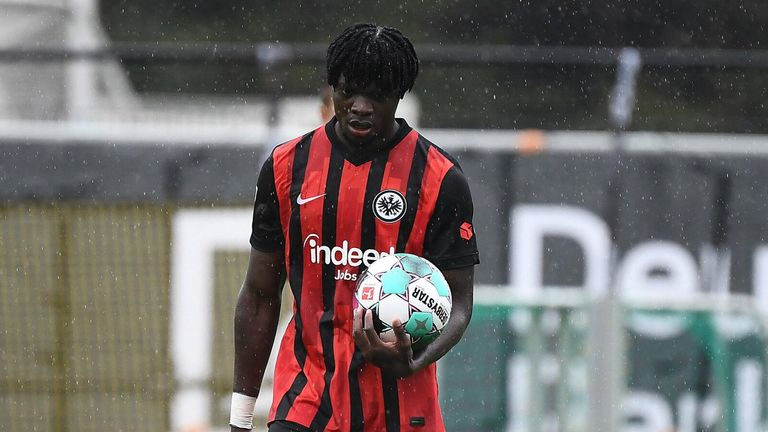 Jabez Makanda (20, Sturm) wechselt von Eintracht Frankfurt zu FK Pirmasens.