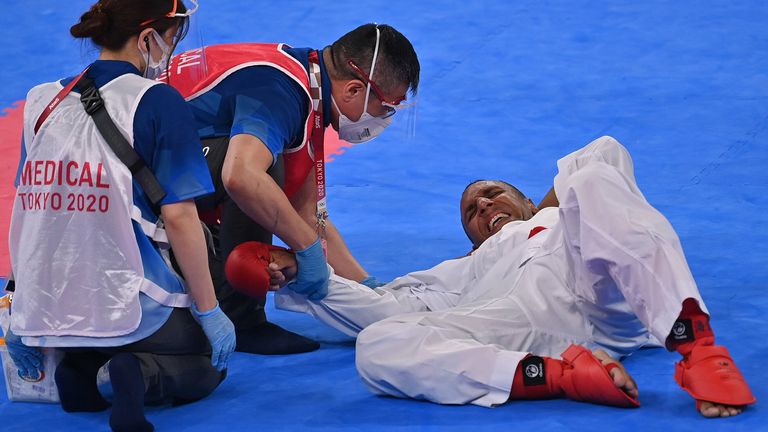 Karate-Weltmeister Jonathan Horne hat sich bei seinem Sturz mehrere Bänder im rechten Arm gerissen. 