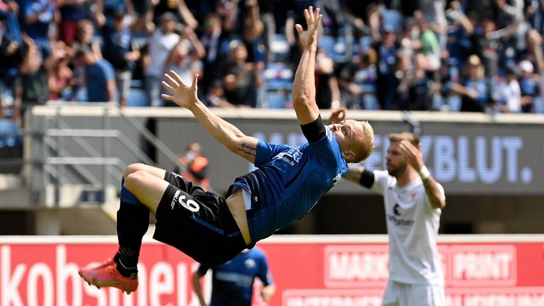 Paderborns Kai Pröger trifft kurz nach seiner Einwechslung gegen den FC St. Pauli - das muss gefeiert werden.
