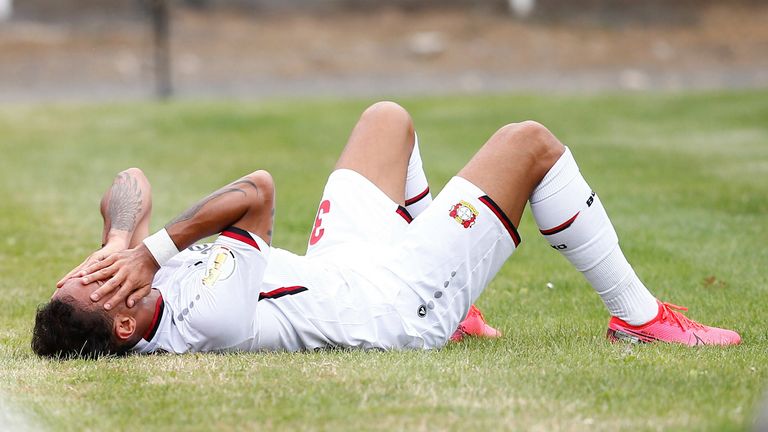 Karim Bellarabi verletzte sich im DFB-Pokalspiel bei Lok Leipzig am Oberschenkel und musste ausgewechselt werden. Trainer Gerardo Seoane sagte: "Er wird uns die ersten zwei oder drei Spiele in jedem Fall fehlen."