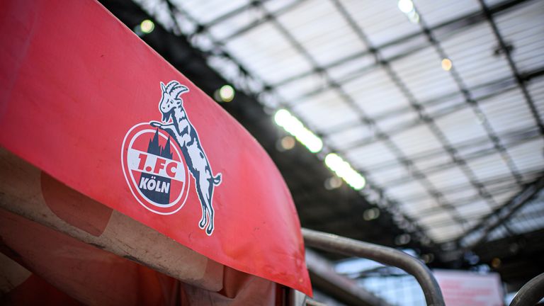 1. FC Köln - Hertha BSC (So., 17.30 Uhr), Geplante Auslastung: 16.500, Kapazität: 50.000, Weitere Informationen: Die Kölner behandeln Geimpfte und Genesene bevorzugt. Diese 2G-Gruppe soll 15.500 Fans ausmachen, die restlichen 1000 Tickets gehen an Kinder und Jugendliche mit negativen Tests.