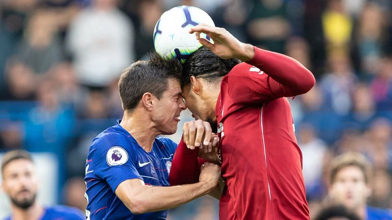 Alles andere als kopflos: Bilder wie dieses sollen ab der kommenden Saison zumindest im Training immer seltener werden. Wie der englische Fußballverband FA mitteilte, gibt es für den gesamten englischen Fußballbetrieb - Profi wie Amateur - ab der Saison 2021/22 neue Leitlinien zum Schutz der Spieler und Spielerinnen. So sollen in einer Trainingswoche pro Sportler maximal zehn Kopfbälle "mit höherer Kraft" ausgeführt werden.