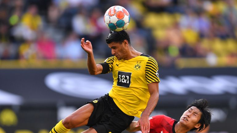 MAHMOUD DAHOUD: Macht im positivsten Sinne ein unauffälliges Spiel. Holt sich einige Bälle im defensiven Zentrum und leitet diese zur überragenden Vordermannschaft weiter. Glänzt so selbst nicht. macht aber einen soliden Job. NOTE: 3