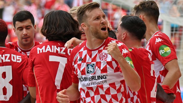 Die Mainzer bejubeln das 1:0 gegen RB Leipzig.