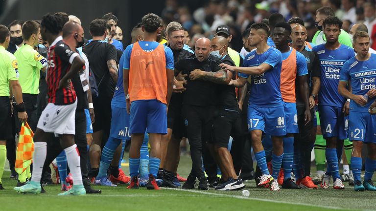 Flaschenwurf, Platzsturm, Spielabbruch - die Bilder zum Skandalspiel zwischen OGC Nizza und Olympique Marseille