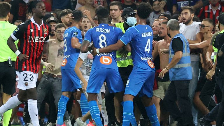 Flaschenwurf, Platzsturm, Spielabbruch - die Bilder zum Skandalspiel zwischen OGC Nizza und Olympique Marseille
