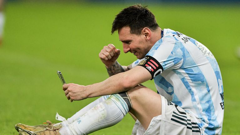 Mit 76 Toren ist er Rekordtorschütze der argentinischen Nationalmannschaft.