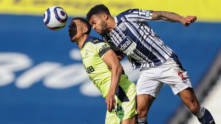 So sollen in einer Trainingswoche pro Sportler maximal zehn Kopfbälle "mit höherer Kraft" ausgeführt werden. Gemeint sind damit etwa Kopfbälle nach langen Flanken, Freistößen oder Eckbällen. 