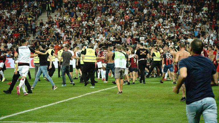 Fans stürmen den Platz beim Spiel zwischen Nizza und Marseille.