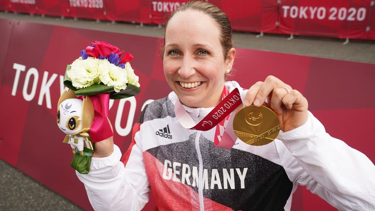 Handbikerin Annika Zeyen holt Gold bei den Paralympics. 