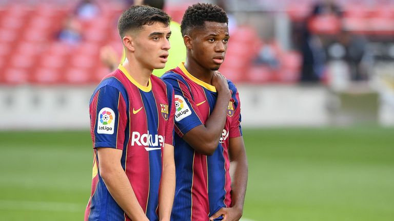 Pedri (l.) und Ansu Fati werden eine wichtige Rolle in der Zukunft des FC Barcelona spielen. 