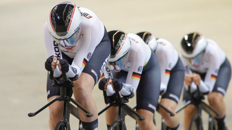 Der Vierer der Frauen hat bei den olympischen Bahnrad-Wettbewerben sensationell einen Weltrekord aufgestellt.