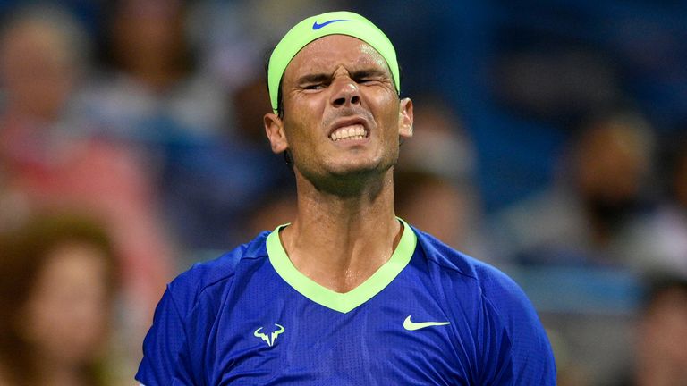 Der spanische Tennisstar Rafael Nadal ist bei seinem Comeback nach zweimonatiger Turnierpause früh ausgeschieden. 