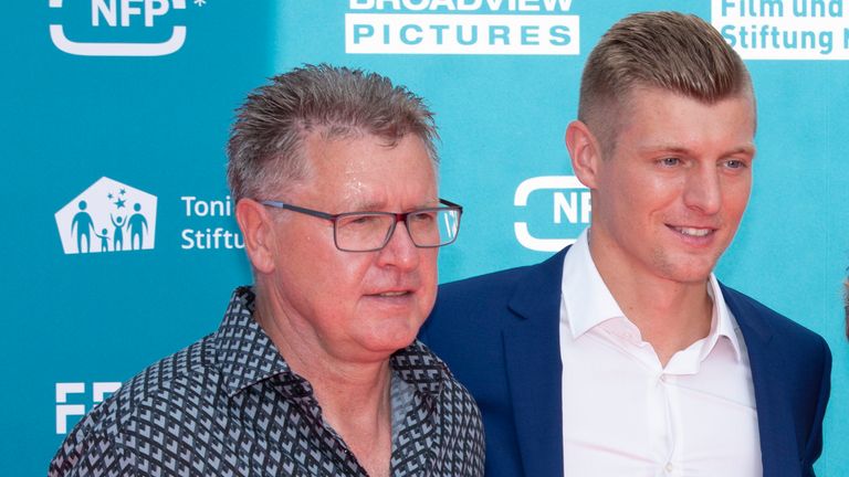 Roland Kroos (.) mit seinem Sohn Toni Kroos.