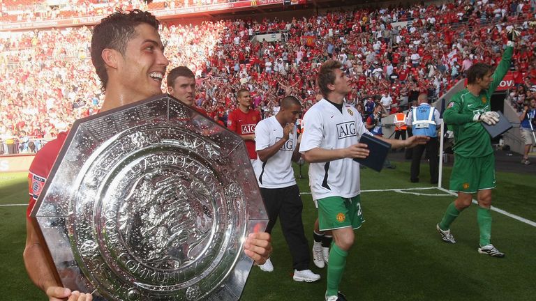 2007 und 2008 siegt er mit United im FA Community Shield