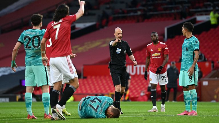 Die Schiedsrichter sind in der kommenden Spielzeit dazu angehalten, vermehrt auf die Intensität des Kontakts zu achten. Kann der Spieler aufgrund der Berührung überhaupt wirklich zu Fall kommen? Zusätzlich soll ein Augenmerk auf die Intention des Angreifers gelegt werden. Falls der Spieler gar nicht wirklich am Verteidiger vorbeiziehen möchte und vielmehr bewusst den Kontakt  zum Gegenspieler sucht, soll in der kommenden Saison fortan nicht auf Strafstoß entschieden werden. 