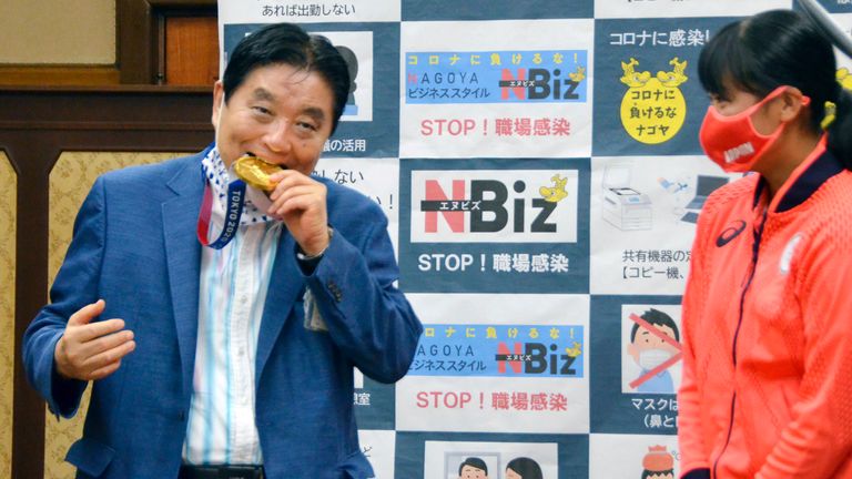 Takashi Kawamura, Bürgermeister von Nagoya, hatte mit seinem Biss auf die Goldmedaille von Miu Goto für einen Sturm der Entrüstung gesorgt.