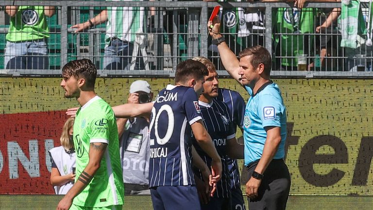 Robert Tesche sieht nach vier Minuten nach einem Handspiel auf der Torlinie die Rote Karte: Bochums schnellster Platzverweis in der Bundesliga. 