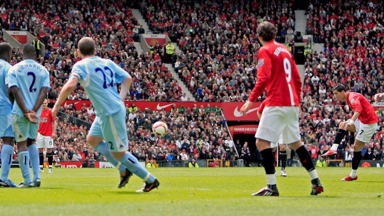 Das letzte Tor! Am 10. Mai 2009 trifft er beim 2:0-Derbysieg gegen Manchester City - natürlich per Freistoß.