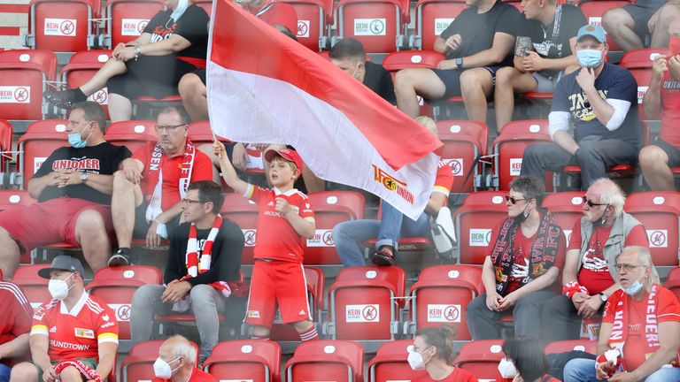 Union Berlin - Bayer Leverkusen (Sa., 15.30 Uhr), Geplante Auslastung: 11.006, Kapazität: 22.012, Weitere Informationen: Obwohl die Inzidenz in der Stadt Berlin in den vergangenen Tagen über 35 liegt, erhielt Union laut kicker von der zuständigen Senatsverwaltung aufgrund des "sehr guten" Hygienekonzepts eine Ausnahmegenehmigung.