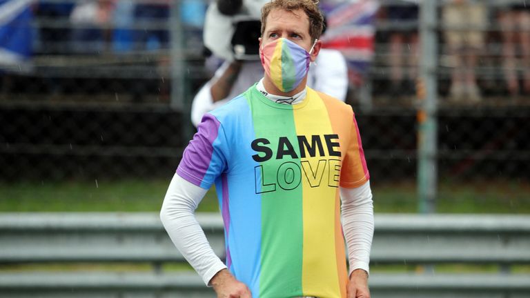 Sebastian Vettel will mit seinem Regenbogen-Shirt ein Zeichen für Gleichberechtigung setzen. 
