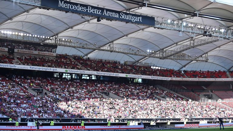 VfB Stuttgart - Greuther Fürth (Sa., 15.30 Uhr), Geplante Auslastung: 22.500, Kapazität: 60.441, Weitere Informationen: Beim VfB gilt "bis auf Weiteres" die 3G-Regel. Gegen Fürth dürfen also geimpfte, genesene und getestete Fans in die Mercedes-Benz-Arena.
