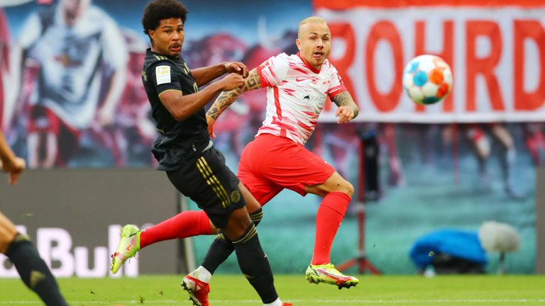 Angelino flankt vorbei an Gnabry.