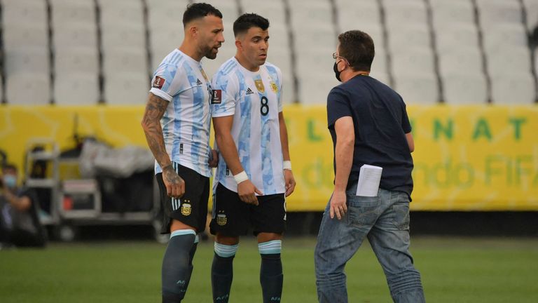 Skurrile Szene! Gesundheitsamt unterbricht Brasilien vs. Argentinien