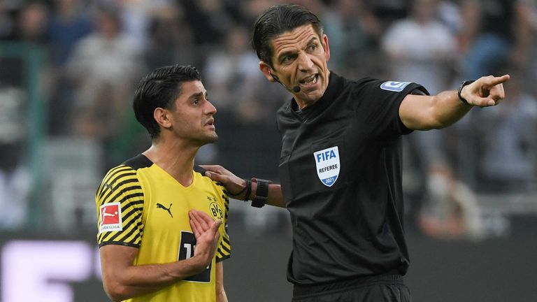 Referee Deniz Aytekin erklärt am Sky Mikro seine Gelb-Rote Karte gegen Mo Dahoud. 