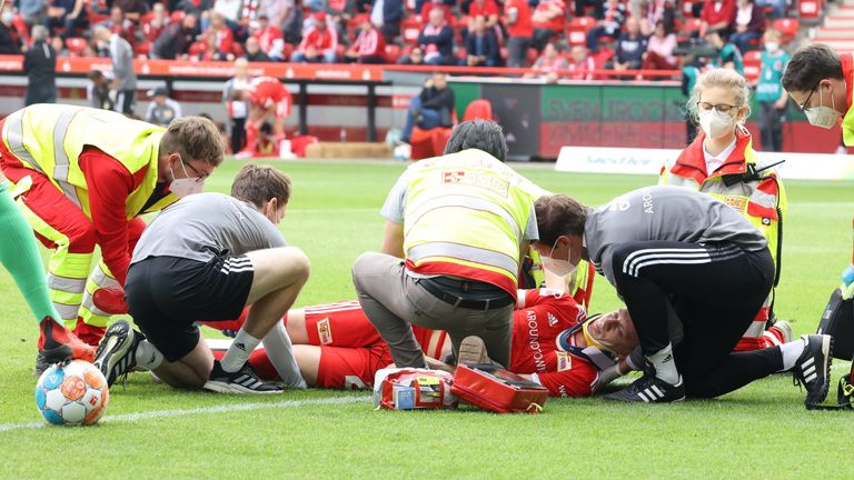 Timo Baumgartl verletzt sich bei einem Luftzweikampf schwer und muss vom Platz getragen werden.