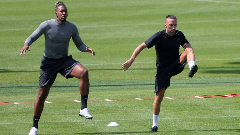 Jerome Boateng (Olympique Lyon; kein Spiel): Der Routinier wird auf Vereinssuche in der Ligue 1 fündig. Die Tür für den 33-Jährigen hat Flick nicht gänzlich geschlossen. Mit OL kann sich Boateng über die Europa League für ein Comeback empfehlen.