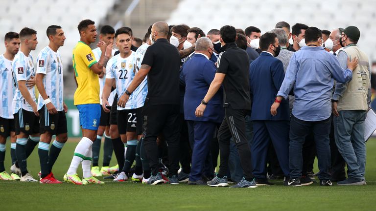 Skurrile Szene! Gesundheitsamt unterbricht Brasilien vs. Argentinien