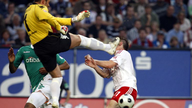 07.05.2008: Den Fans in Hamburg stockt der Atem. Werder-Torhüter Tim Wiese trifft Ivica Olic bei einer Kung-Fu-Einlage am Hals. Der Kroate kann weiterspielen und Wiese sieht nach seinem bösen Foul nur die Gelbe Karte. Bremen gewinnt am Ende mit 1:0.
